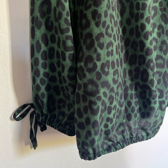 Michael Kors green leopard print off shoulder blouse sz Large - Picture 5 of 10